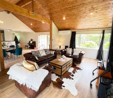 Ardmore Villa | Hilltop Farm house - Perfect for groups & gathering