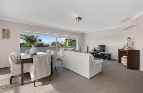 Red Beach Apartment | Pohutukawa Estuary Views