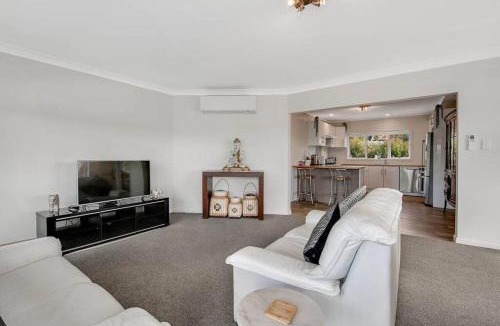 Red Beach Apartment | Pohutukawa Estuary Views