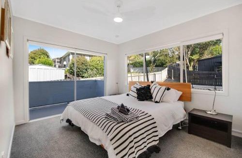 Red Beach Apartment | Pohutukawa Estuary Views