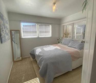 Mount Wellington Apartment | Own sunny quiet haven, own 1 bedroom house & garden with car park, central to Airport, CBD & Sylvia Park Mall