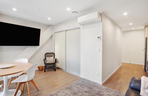 Parnell Apartment | Augustus Harmony Apartment with Parking - Air-con