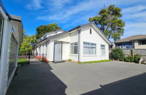 Saint Albans Hotel | Azena Suites & Apartment