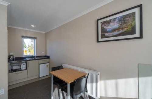 Te Anau Hotel | Parklands Motel & Apartments Te Anau