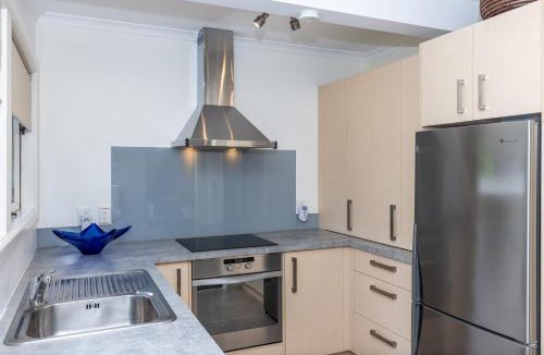 Hamilton East Apartment | 2 Bedroom Home away from Home near CBD & private parking