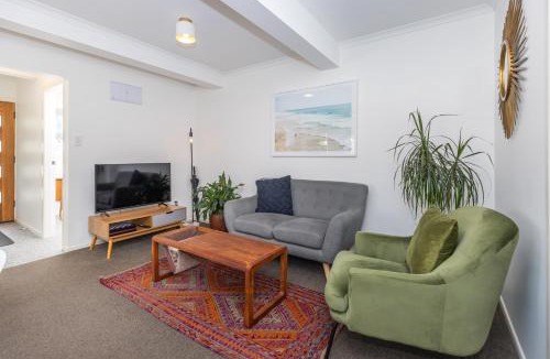 Hamilton East Apartment | 2 Bedroom Home away from Home near CBD & private parking