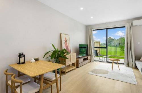 Otahuhu Apartment | Urban Glow Townhouse with parking