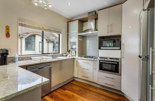 Saint Johns Apartment | Upper Floor 2BR Unit near Eastern Auckland Beaches