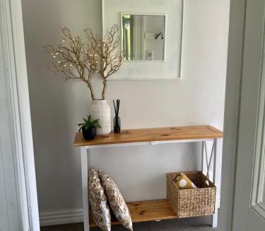 Nelson South House | Relaxing sunny Nelson retreat, balcony views, short walk to CBD