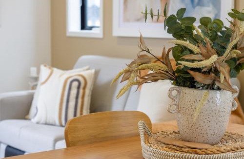 New Brighton Apartment | New Brighton Beach Explore - King Bed and sofa bed