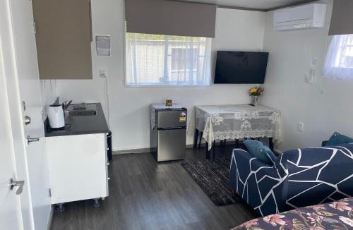 Hamilton House | Self Contained Unit, Private Bathroom, Private Entrance, Close to Shops & Hospital Homestay