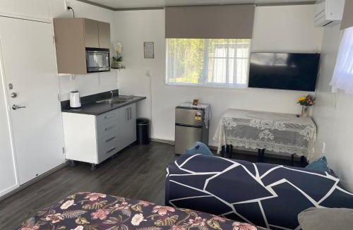 Hamilton House | Self Contained Unit, Private Bathroom, Private Entrance, Close to Shops & Hospital Homestay