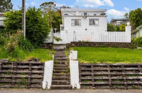 Henderson Apartment | Top-Floor Three-Bedroom Close to WestCity