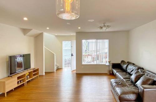 Browns Bay House | Browns Bay Spacious Retreat- near Beach & Shopping