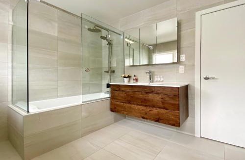 Browns Bay House | Browns Bay Spacious Retreat- near Beach & Shopping