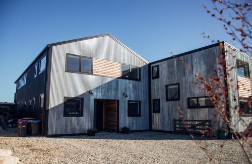 Lower Shotover House | The Shotover Barn -Mountain View Retreat- 13 guests