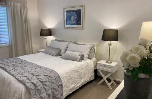 Bluff Hill Apartment | Maison Blue - Chic Garden Apartment - Pet Friendly