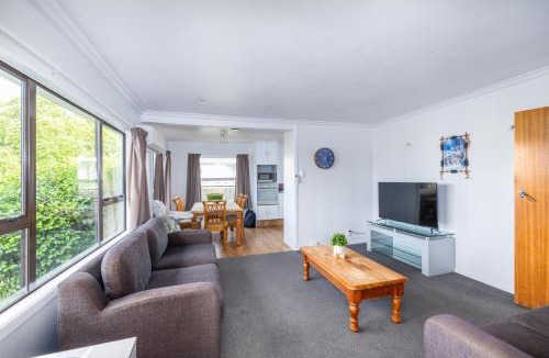 Lynmore House | Family Friendly, Quiet, Cozy stay in Rotorua with free Wifi