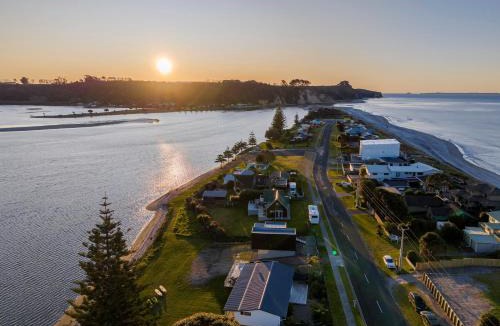 Pukehina House | Pukehina Estuary Sunset Views Studio