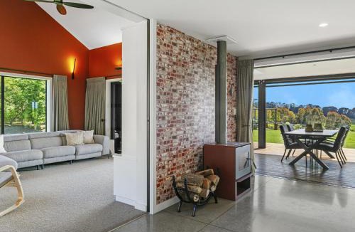 Acacia Bay House | Lake Taupō Luxury Views with Spa Pool