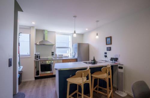 Parnell Apartment | Auckland City Escape Modern Home with Spa Pool