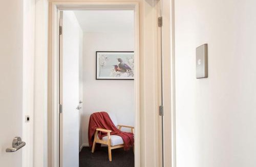 Edgeware Apartment | Honey for the Money Warm Sunny 10 mins CBD