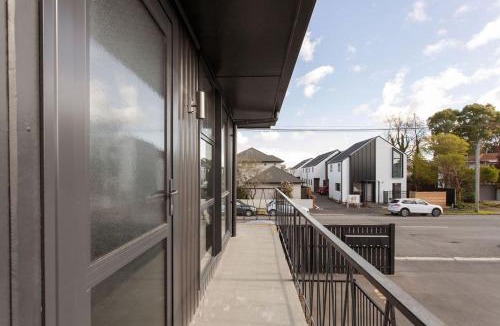 Edgeware Apartment | Honey for the Money Warm Sunny 10 mins CBD