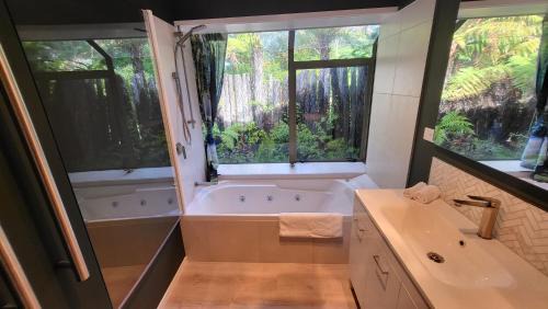 Whakatu House | Dewdrop Cottage