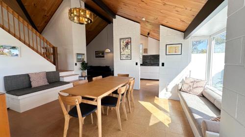 Havelock North House | Sunset Sanctuary - Havelock North Holiday Home