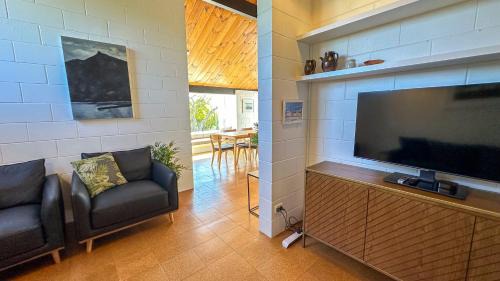 Havelock North House | Sunset Sanctuary - Havelock North Holiday Home
