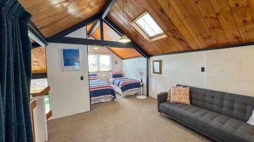 Havelock North House | Sunset Sanctuary - Havelock North Holiday Home