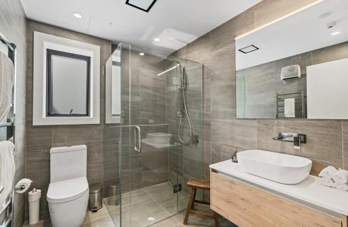 Wanaka Apartment | Luxury Lake View