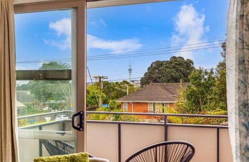 Mount Eden Apartment | Lovely 2-Bedroom Rental with Parking Zodiak Stays