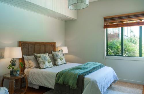 Bluff Hill Bed & Breakfast | House of Pania BnB, clifftop retreat with soul