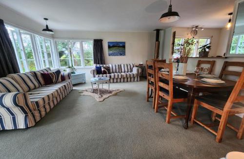 Kerikeri House | Orange Grove Homestead - Spacious Garden Holiday Home