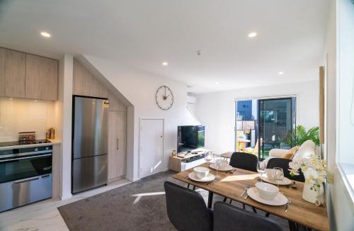 Christchurch City Centre Apartment | King bed on Hagley Park corner in the CBD