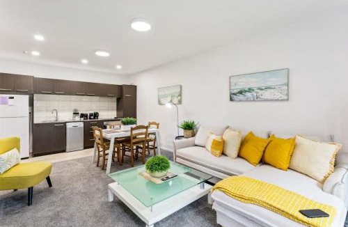 Takapuna Apartment | Hideaway Apartment with pool and free parking