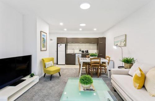 Takapuna Apartment | Hideaway Apartment with pool and free parking