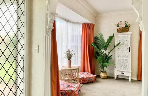Hamilton Villa | Spacious 200sqm 3BR House in Chartwell for 7, 2 Baths, Ideal for Family and Business