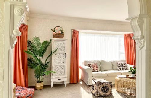 Hamilton Villa | Huge 3BR Cosy House for Family and Business, Ultra-Fast Wi-Fi , close to Chartwell Mall