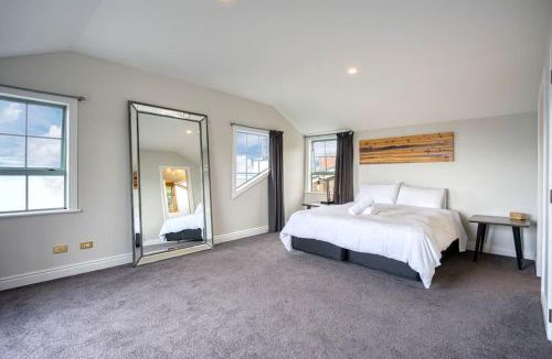 Acacia Bay House | Stunning Lake Views