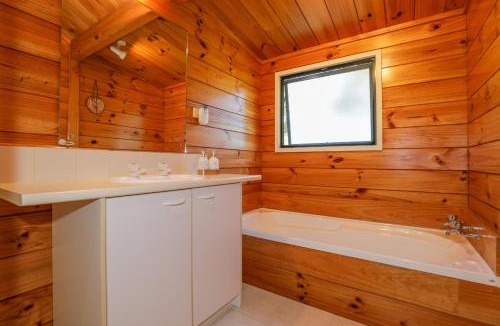 Waitahanui House | Five Mile Yay - Five Mile Bay Holiday Home