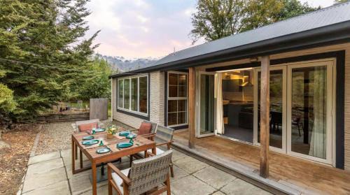 Arrow Junction House | Arrow Junction Cottage