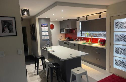 Kaiapoi House | Kaiapoi Village Deluxe Room with En-Suite Bathroom