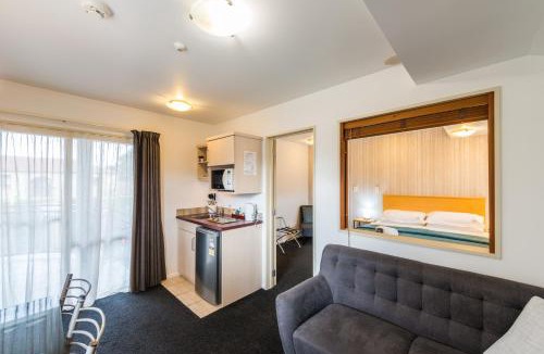 Riccarton Hotel | Roma On Riccarton Motel