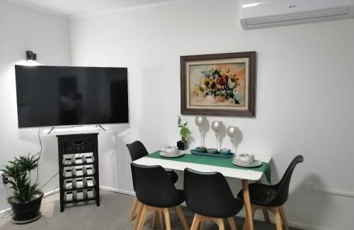 Takapuna Apartment | Centre Takapuna 2 Beds & Garage & Netflix