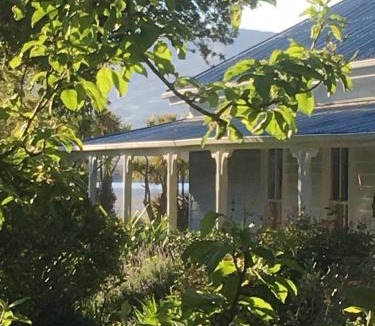 Duvauchelle House | Halfmoon Cottage
