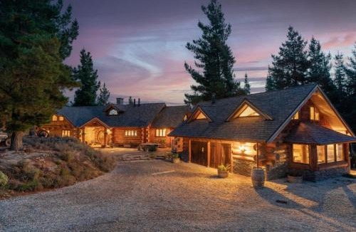 Alexandra House | Rustic cabin with hot tub - Homewood Forest Retreat