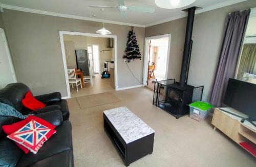 Otaki Beach House | Cosy Kiwi bach Kid and Pet friendly Beach house