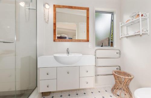 Waipu Cove House | Coastal Cove - Waipu Cove Holiday Home